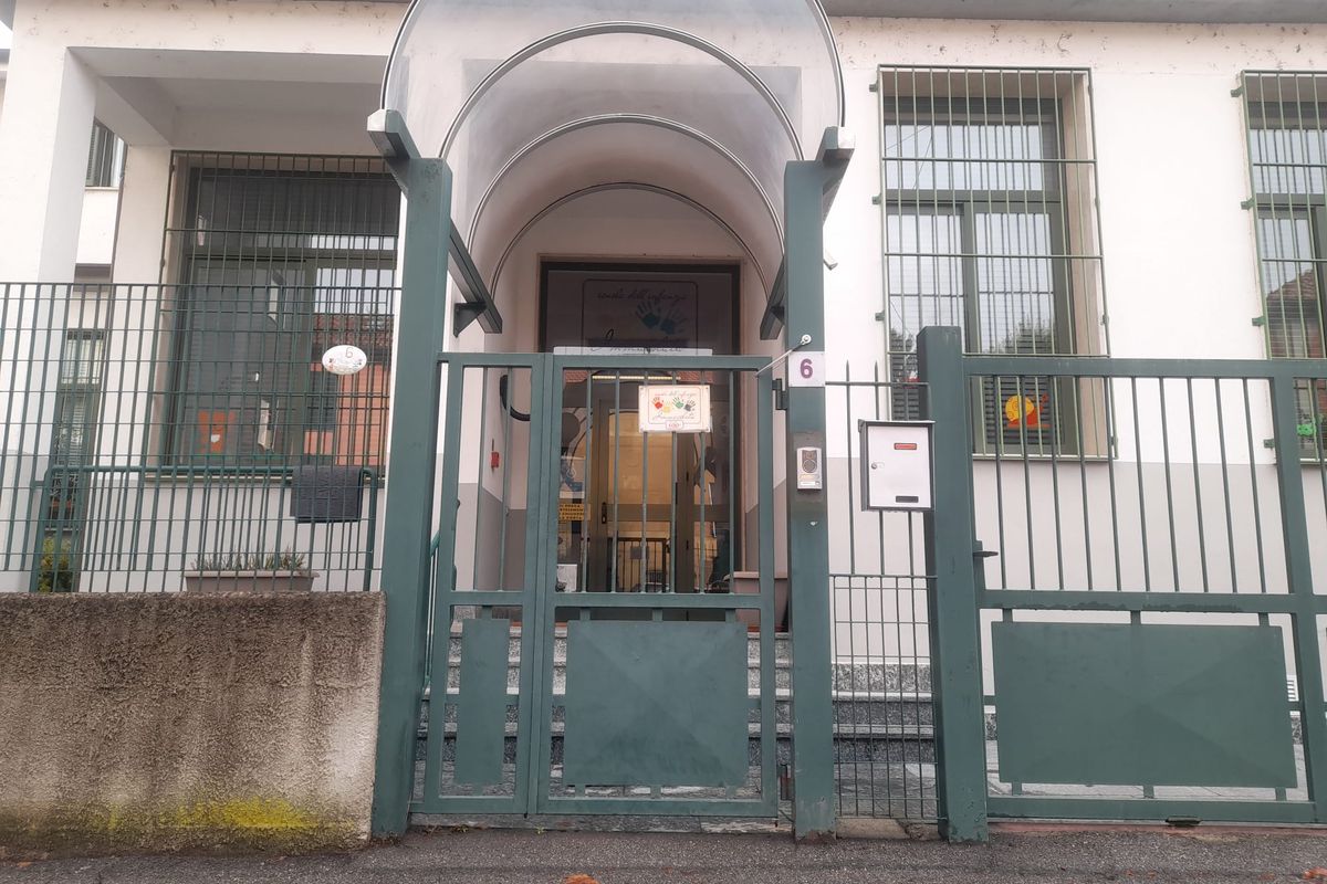 L'ingresso della scuola in Via San Giuseppe 6: il portico ad arco e il cancello verde