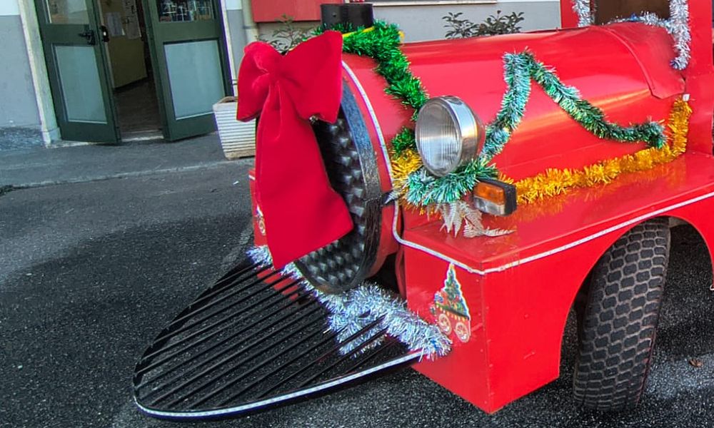 Il trenino addobbato per la festa di Natale nel cortile della scuola
